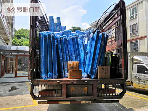 愛(ài)唯門(mén)窗產(chǎn)品裝車(chē)圖